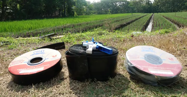 Selang plastik pertanian merek JEMPOL, kuat dan fleksibel untuk sistem irigasi dan penyiraman tanaman.